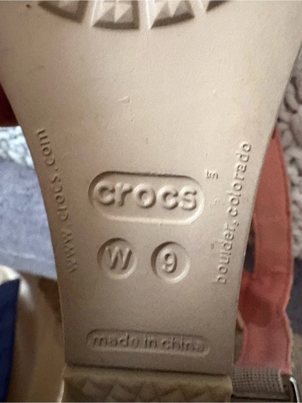Crocs Leigh wedge slingback sandals coral and beige geometric print size 9 EUC
